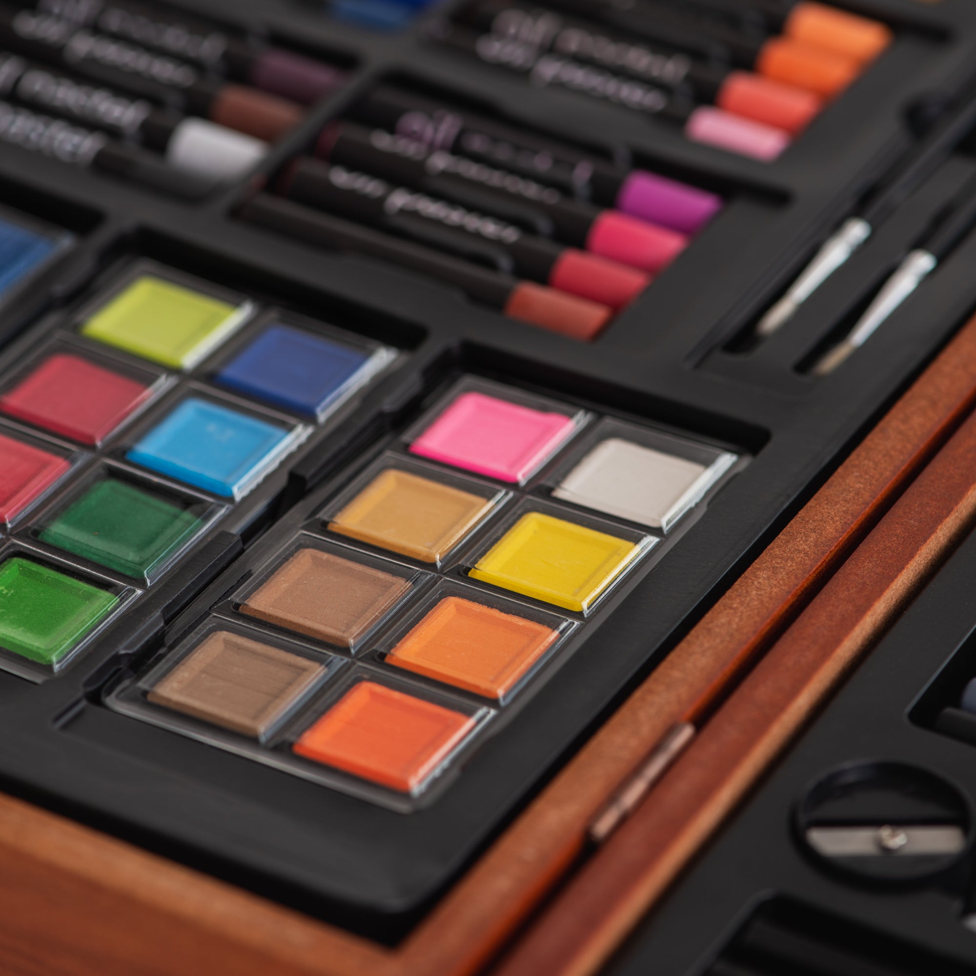 140-Piece Premium Wooden Artist's Case: A Dream Set for Artists!