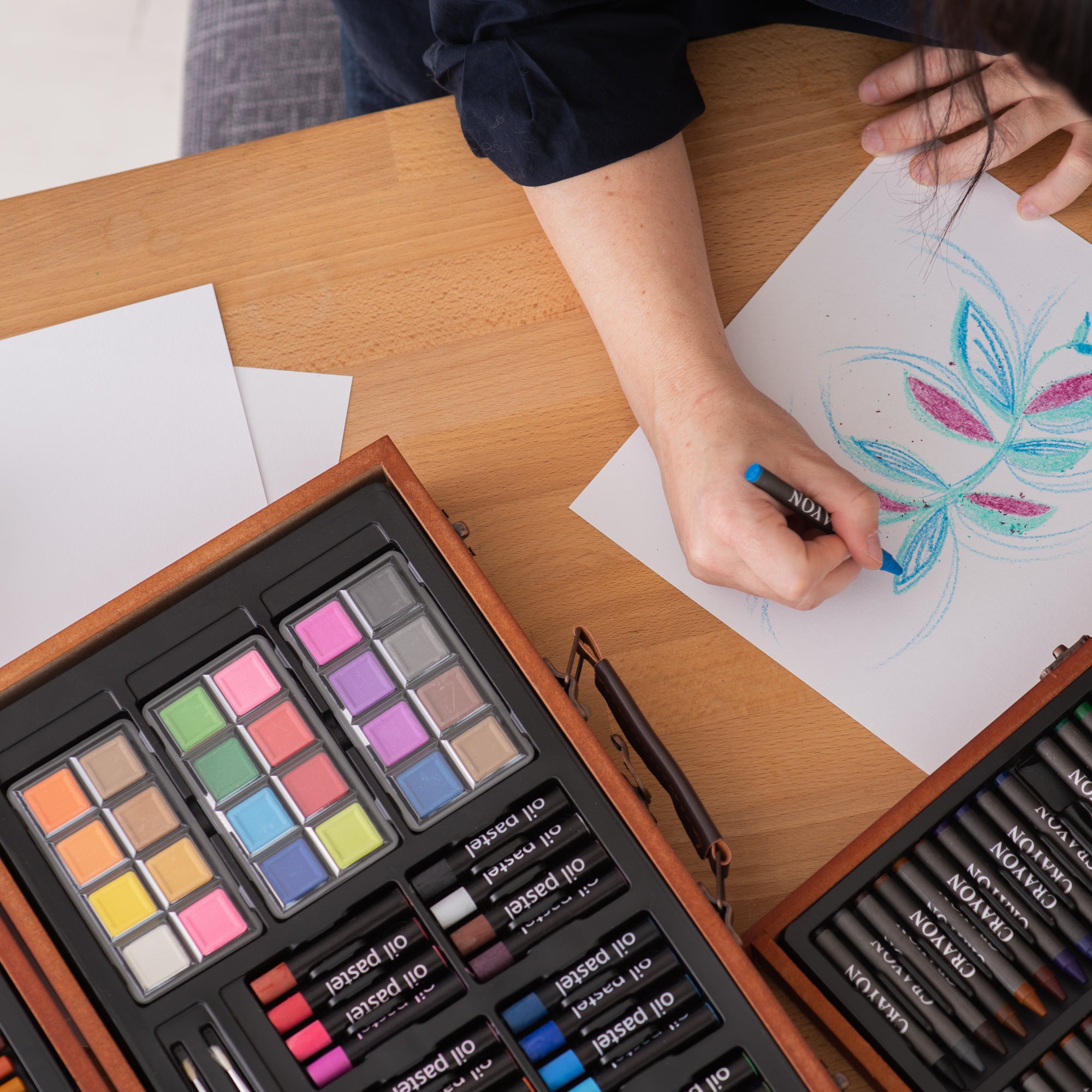 140-Piece Premium Wooden Artist's Case: A Dream Set for Artists!